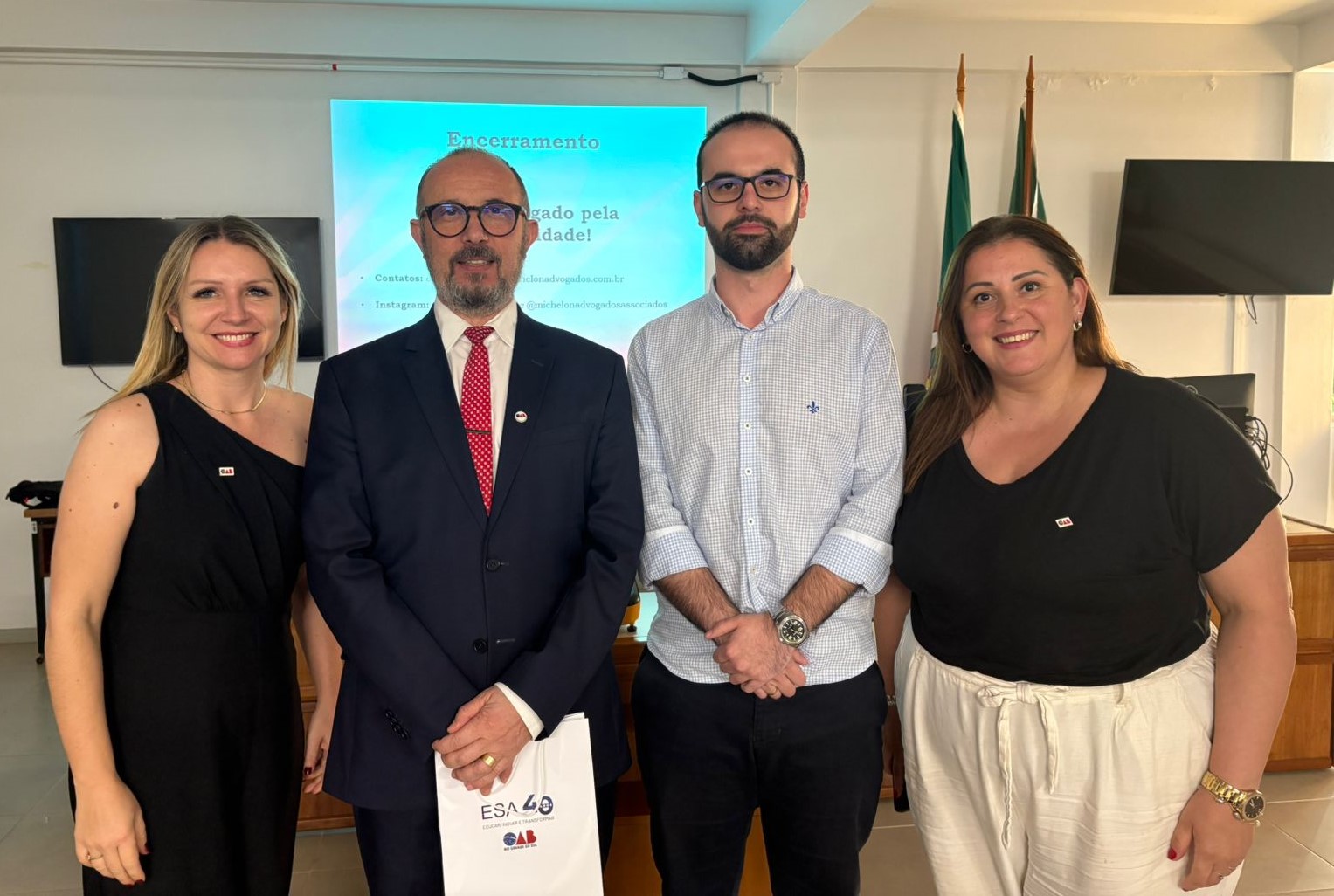 Dr. Edmilso é presentado pela diretoria da OAB Santo Augusto. Da esqueda para a direira: Dr. Janassana Oliveira (Presidente da Subseção); Dr. Edmilso (palestrante); Dr. Dr. Alencar Porazzi (Delegado da ESA); e Dra. Daniele Carpes (Secretária-geral da Subseção)