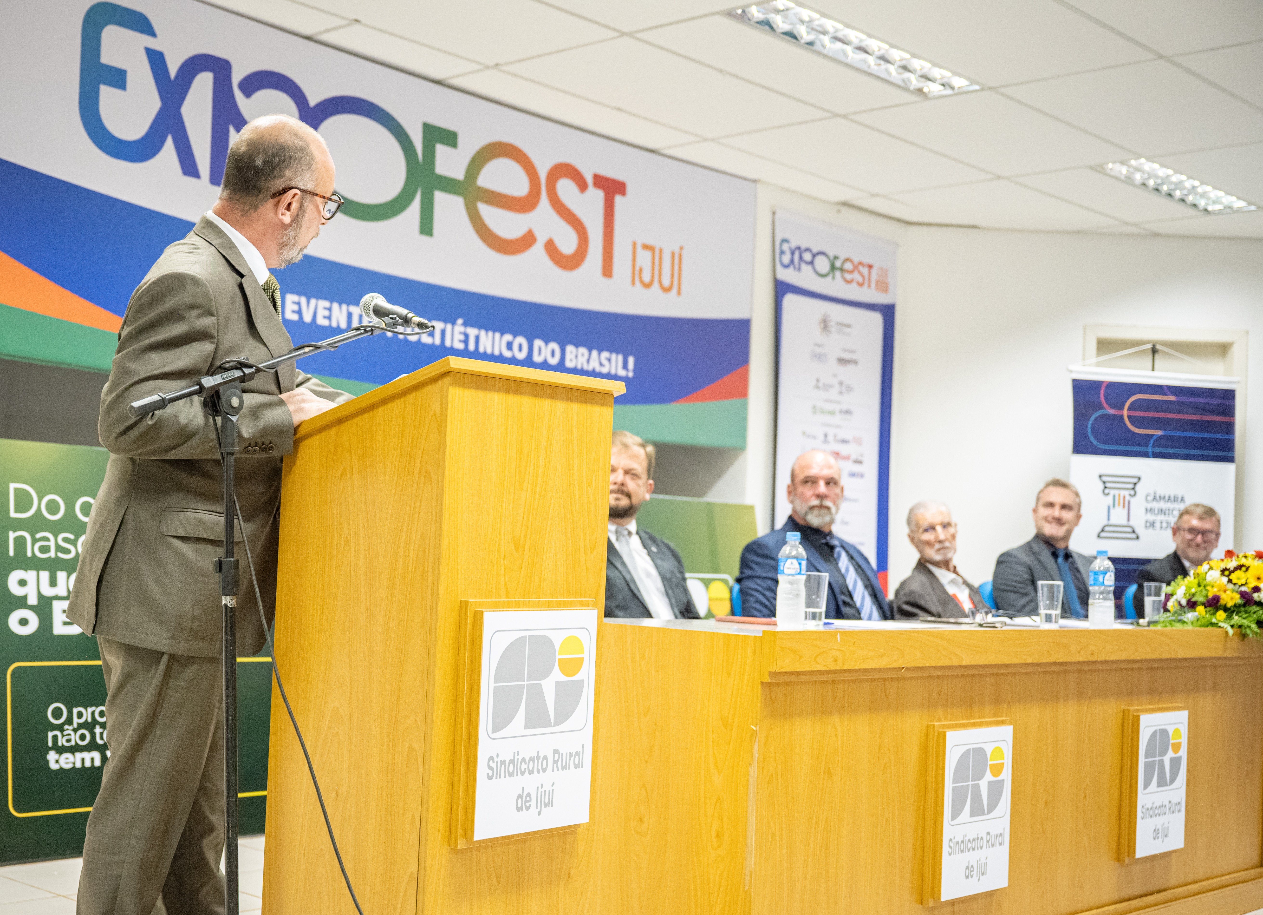 Dr. Edmilso agradece a honraria recebida
