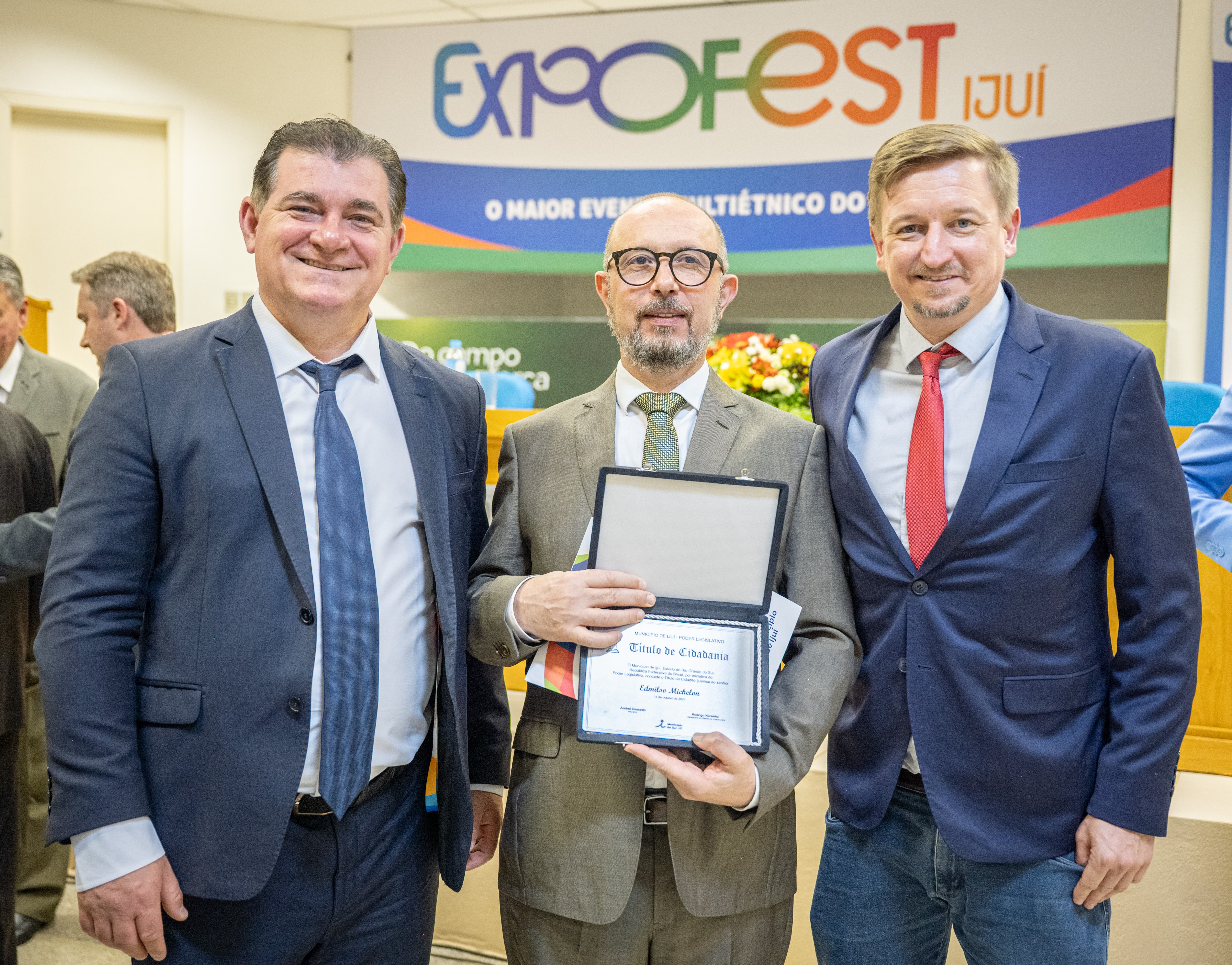 Dr. Edmilso com os Vereadores Bira Teixeira (à direita) e Rudimar Scheren (à esquerda)